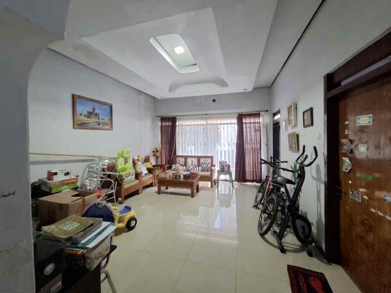 dijual rumah di pusat kota jember jl kenanga