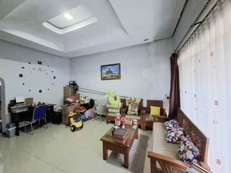 dijual rumah di pusat kota jember jl kenanga