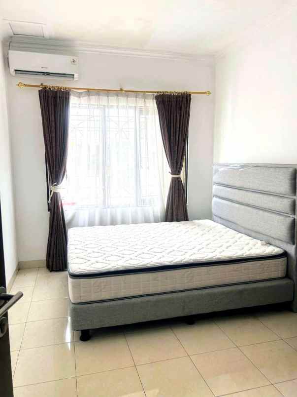 dijual rumah di raffles hills cibubur