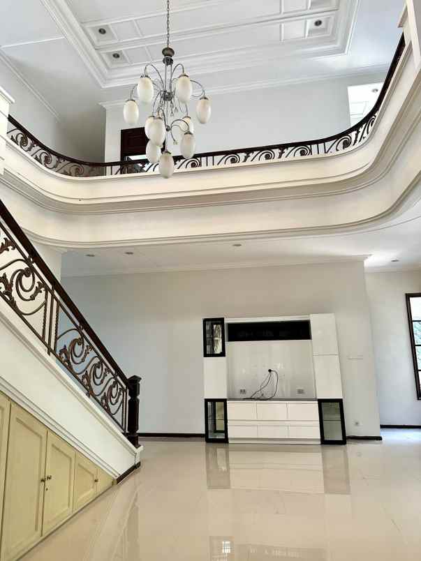 dijual rumah graha famili