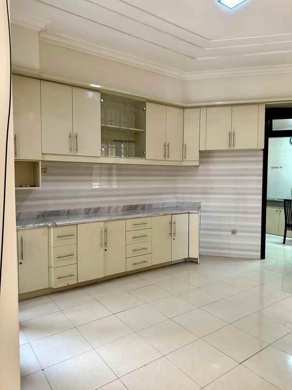 dijual rumah graha famili