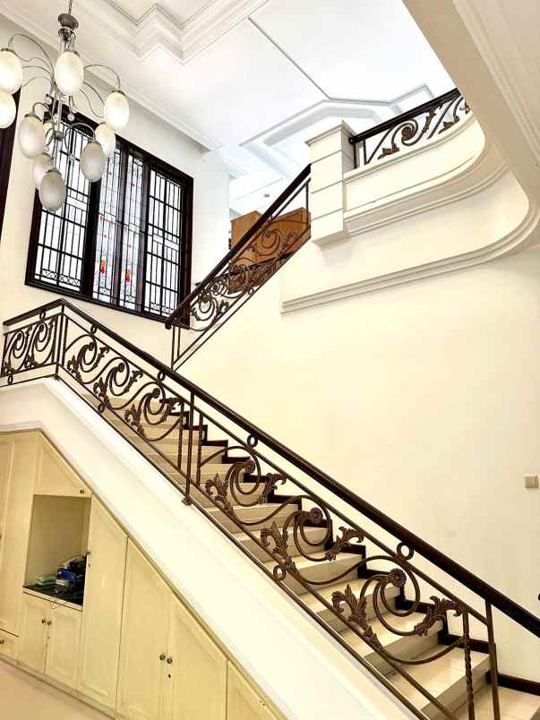 dijual rumah graha famili