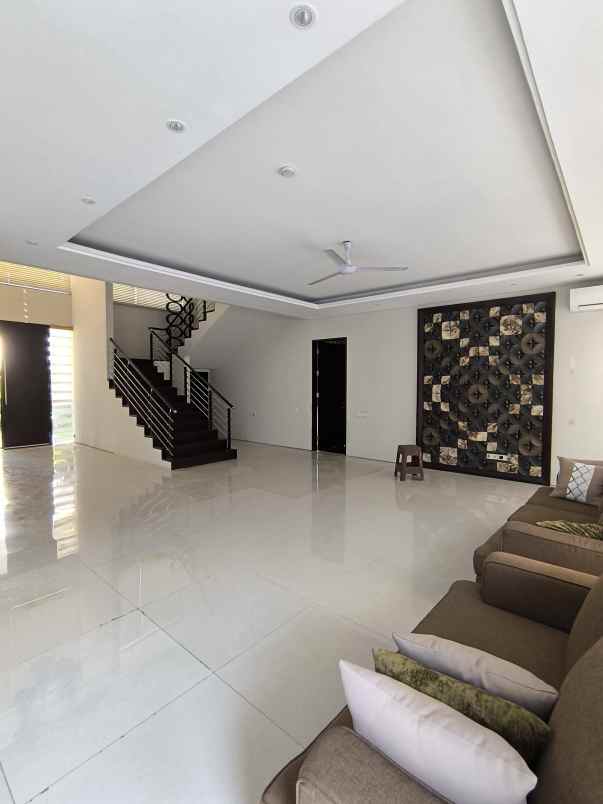 dijual rumah graha famili wiyung