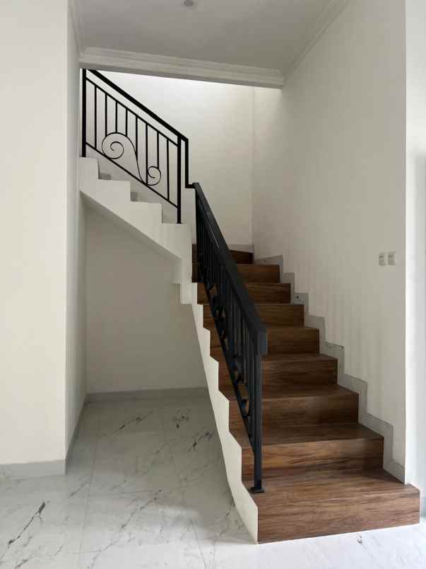 dijual rumah harapan indah 1