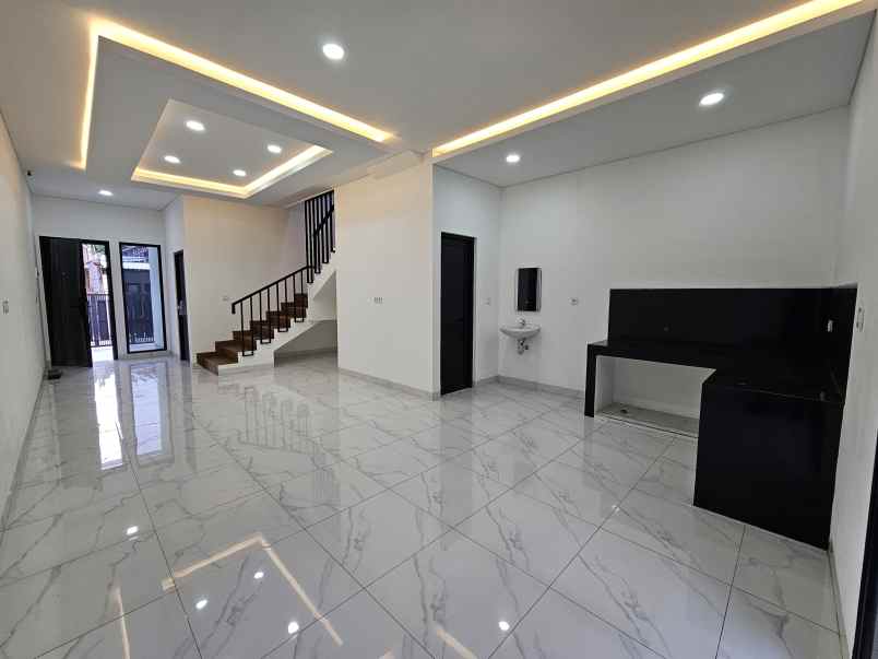 dijual rumah jalan kembangan meruya