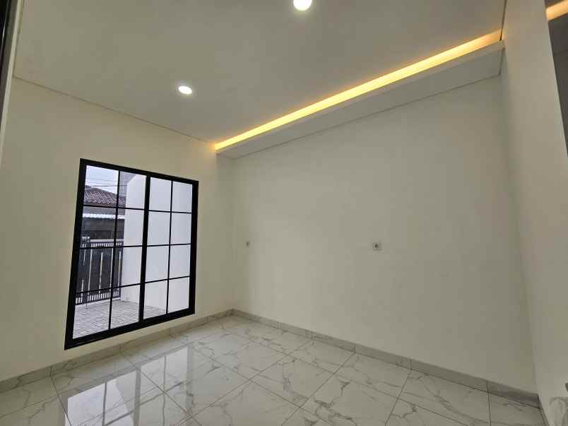 dijual rumah jalan kembangan meruya
