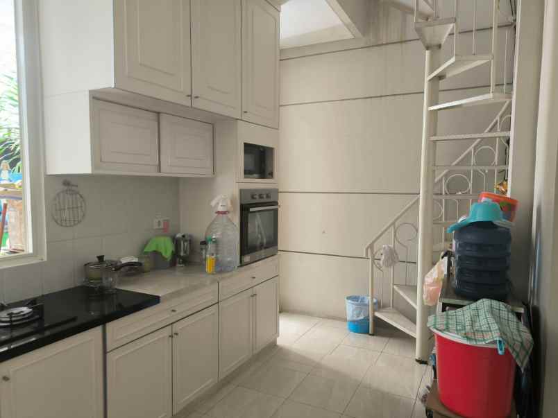 dijual rumah jalan pakuwon city