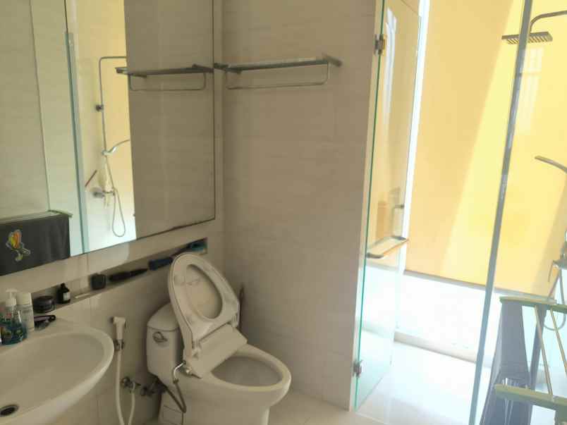 dijual rumah jalan pakuwon city