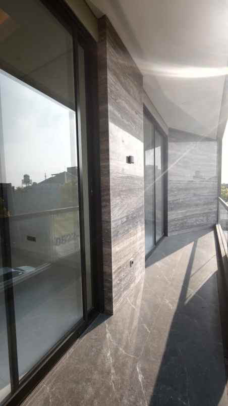dijual rumah jalan pakuwon indah