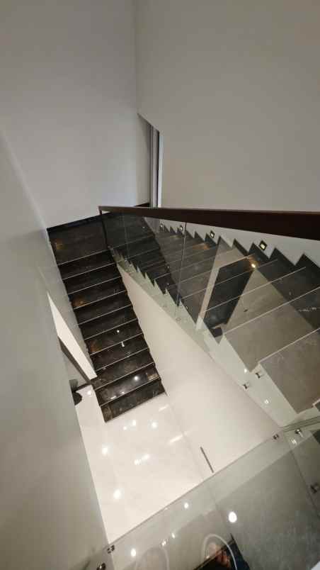 dijual rumah jalan pakuwon indah