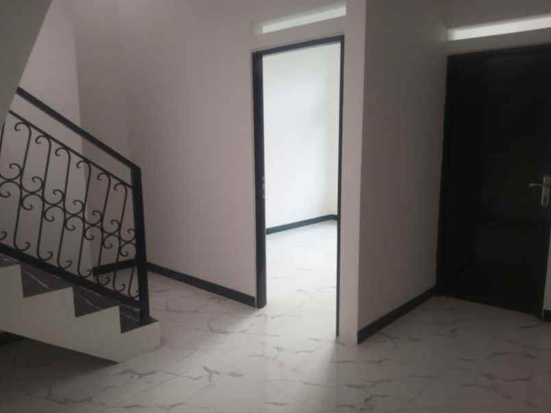 dijual rumah jalan raya latif