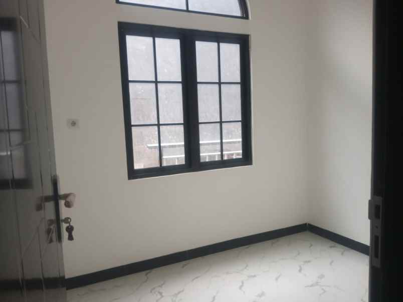 dijual rumah jalan raya latif