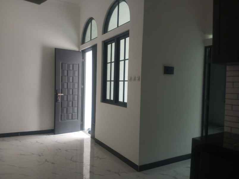 dijual rumah jalan raya latif