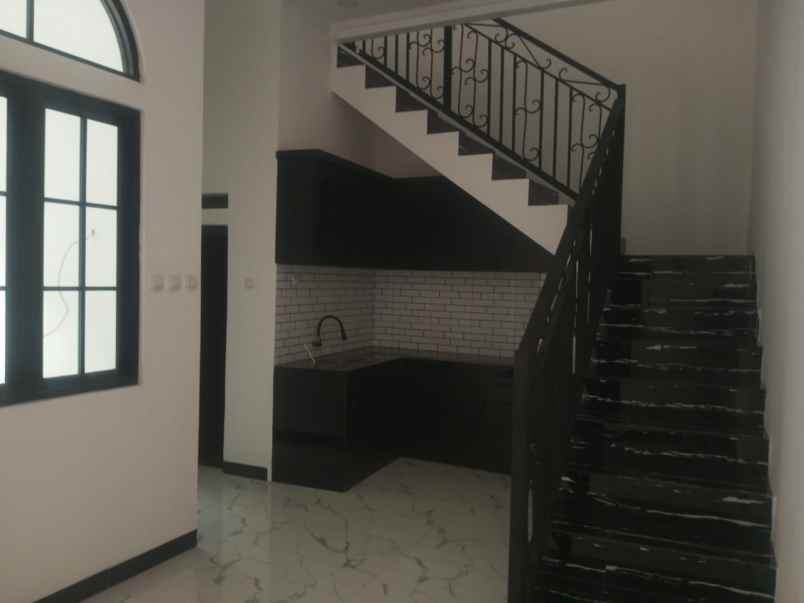 dijual rumah jalan raya latif