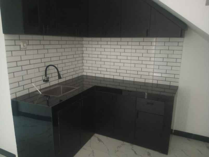 dijual rumah jalan raya latif