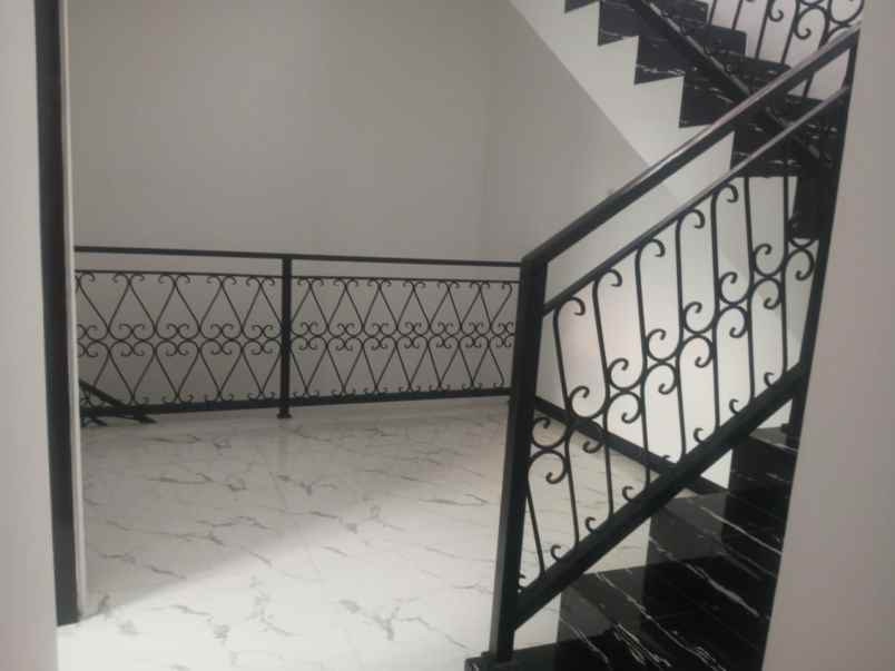 dijual rumah jalan raya latif