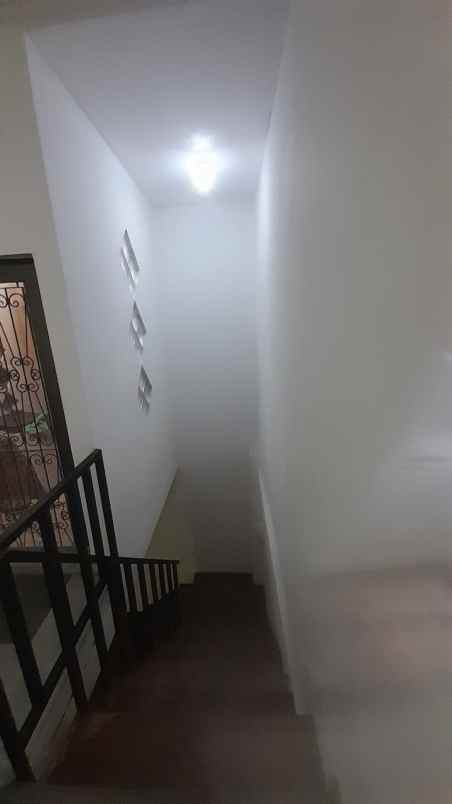 dijual rumah jl jelambar selatan