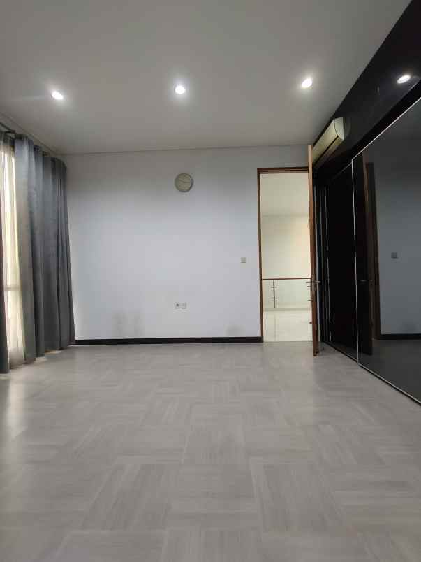 dijual rumah jl raya komplek cempaka