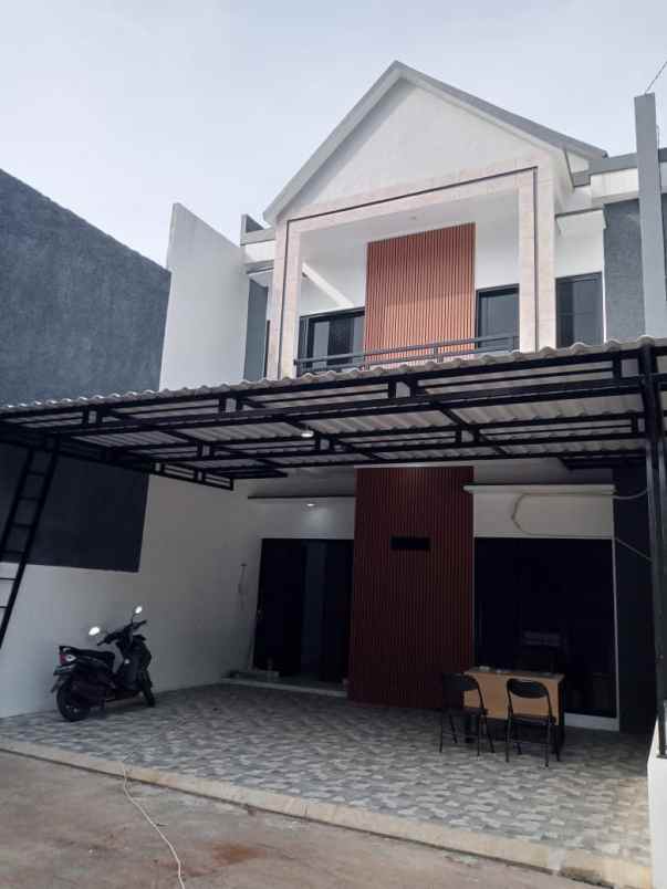 dijual rumah jl raya mabes