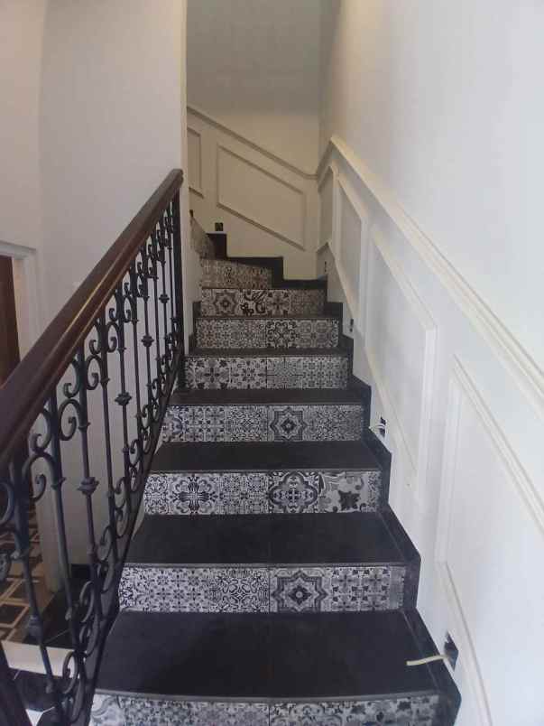 dijual rumah jln raya kalimulya