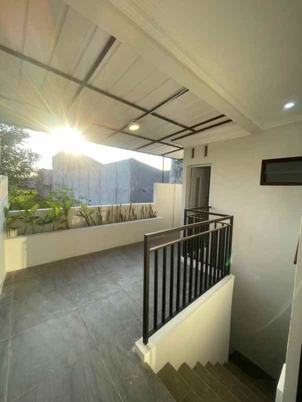 dijual rumah kampus isi