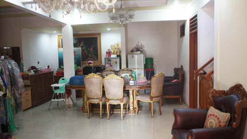 dijual rumah kayu putih