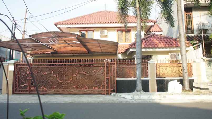 dijual rumah kayu putih