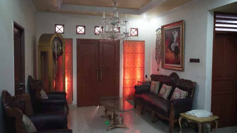 dijual rumah kayu putih