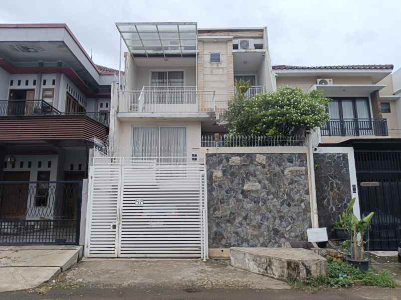 dijual rumah komplek billy moon