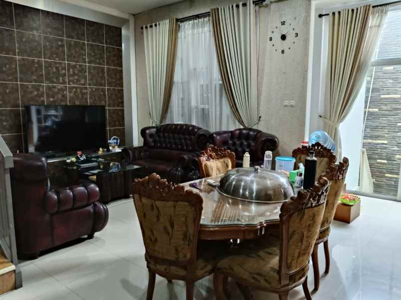 dijual rumah komplek billy moon