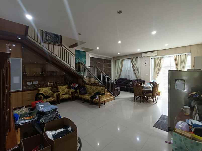 dijual rumah komplek billy moon