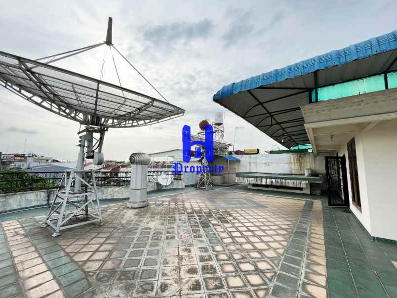 dijual rumah komplek taman polonia 5