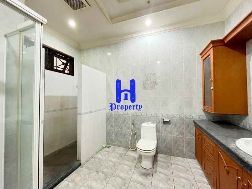 dijual rumah komplek taman polonia 5