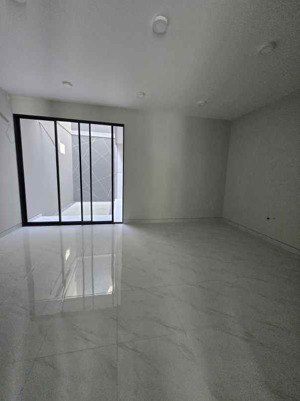 dijual rumah kutisari indah