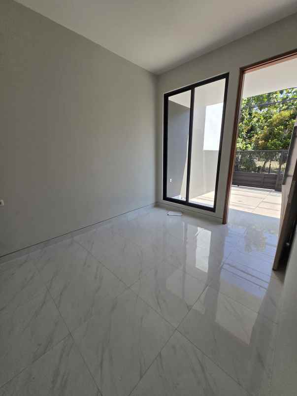 dijual rumah kutisari indah