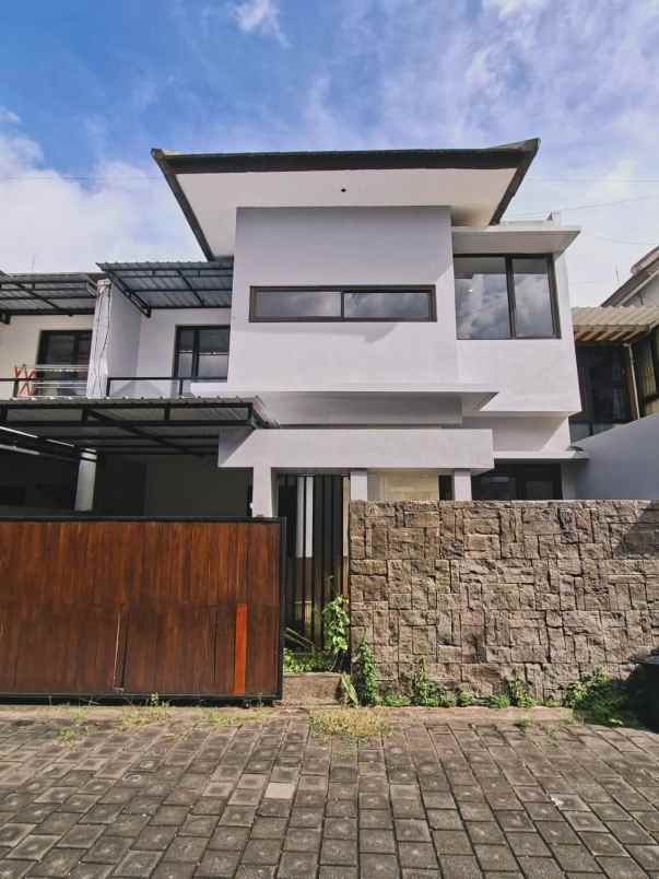 dijual rumah lantai 2 lokasi jalan tukad badung renon