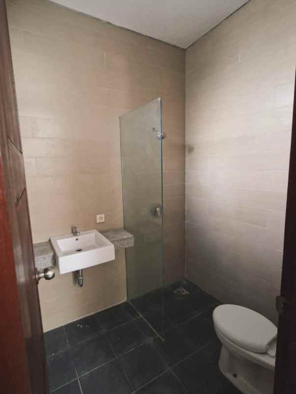 dijual rumah lantai 2 lokasi jalan tukad badung renon