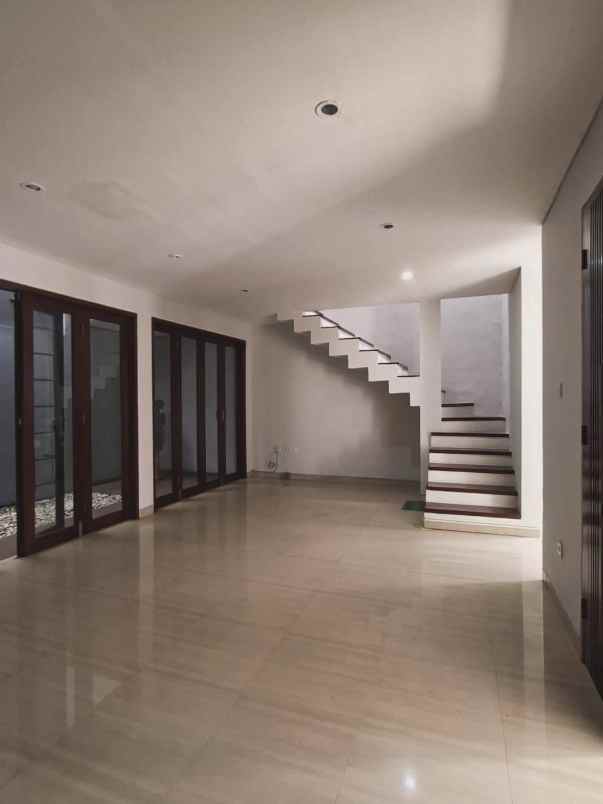 dijual rumah lantai 2 lokasi jalan tukad badung renon