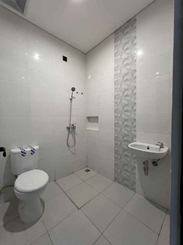 dijual rumah manukan lor