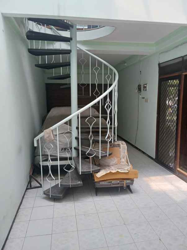 dijual rumah manyar