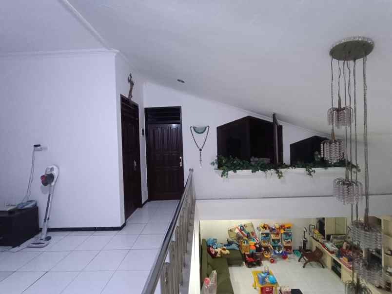 dijual rumah manyar jaya