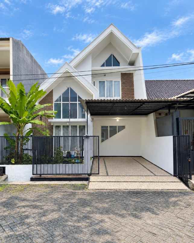 dijual rumah manyar jaya