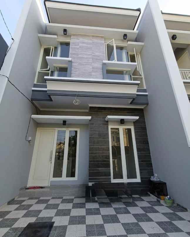 dijual rumah mulyosari utara