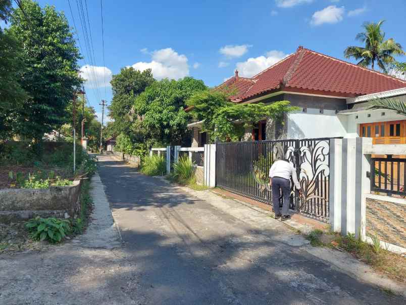 dijual rumah ngemplak