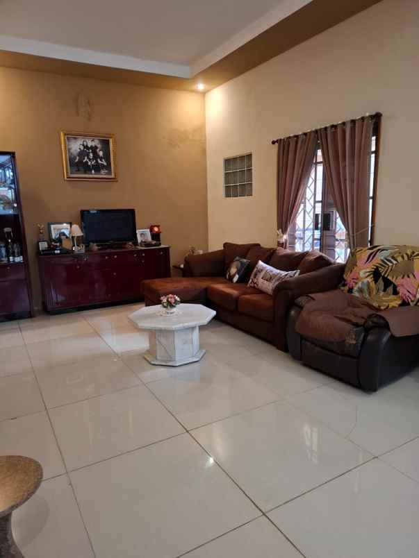 dijual rumah pakuwon city