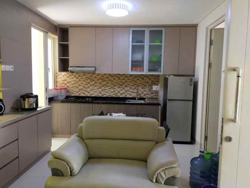 dijual rumah pakuwon city