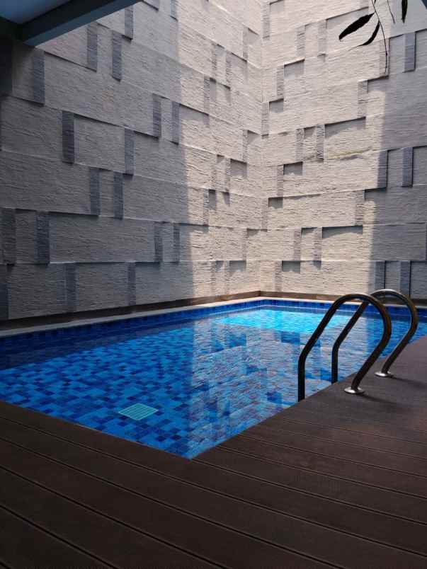 dijual rumah pakuwon city