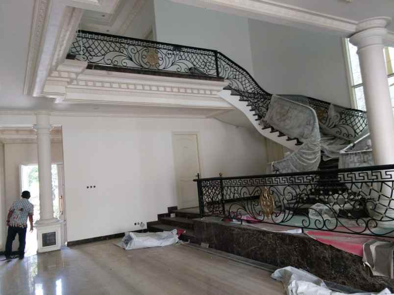 dijual rumah pakuwon city laguna