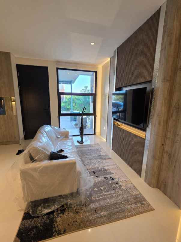 dijual rumah pakuwon city suvadiva