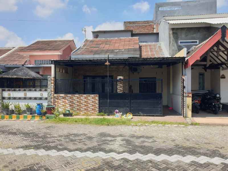 dijual rumah park royal regency